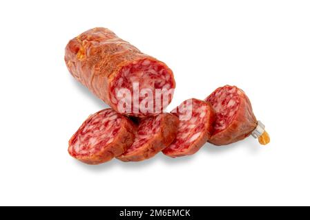 In Scheiben geschnittene Salami-Wurst, isoliert auf weiß, mit Schnittpfad, Kopierbereich Stockfoto