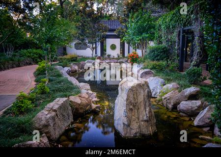 Das Wasser verfügt über einen chinesischen formellen Garten, ein Mondtor und einen Zen-Garten. Hervey Bay Botanic Gardens, Urangan Hervey Bay Queensland Australien Stockfoto