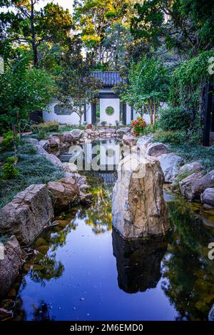 Das Wasser verfügt über einen chinesischen formellen Garten, ein Mondtor und einen Zen-Garten. Hervey Bay Botanic Gardens, Urangan Hervey Bay Queensland Australien Stockfoto