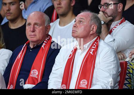 ARCHIVFOTO: Dieter Hoeness feiert seinen 70. Geburtstag am 7. Januar 2023, von rechts:Uli HOENESS (HÅ¡ness, Präsident des FC Bayern München) mit Bruder Dieter Basketball 1. Bundesliga, FINALE, Spiel 3. FC Bayern München-Alba Berlin, ON 06/23/2019, AUDIDOM E.Â Stockfoto