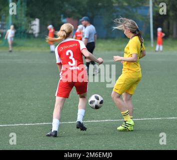 Orenburg, Russland - 12. Juni 2019 Jahr: Mädchen spielen Fußball-Frauenturnier, gewidmet dem Tag O Stockfoto