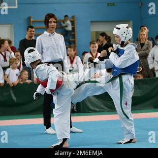 Orenburg, Russland - 19. Oktober 2019: Jungs treten im Taekwondo beim Orenburg Open Taekwondo Champi an Stockfoto