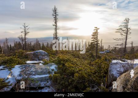 Die unberührte Natur des Zeya-Reservats. Sonnenuntergang auf dem Tukuringra-Kamm. Wunderschöner Sonnenuntergang im Winter auf dem Gipfel des Berges. Stockfoto