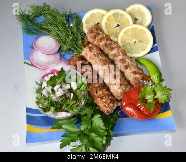 Lula Kebab in mediterraner Küche mit frischen Kräutern Stockfoto