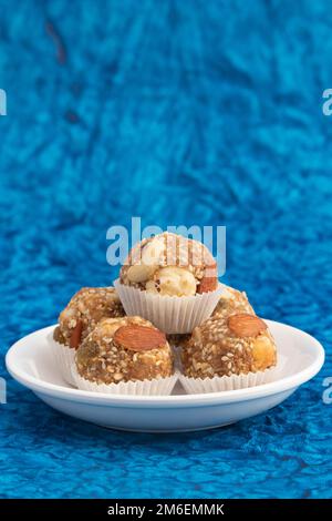 Indische Winterdelikatesse Weißer Kugelförmiger Tilgul Laddu Oder Safed Til Ki Laddo Besteht Aus Geröstetem Sesamsamen, Jaggery, Gur, Gud, Makhana, Kaju, Badam Ist Es Stockfoto