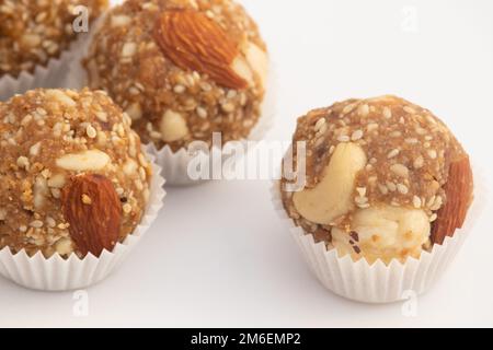 Indische Winterdelikatesse Weißer Kugelförmiger Tilgul Laddu Oder Safed Til Ki Laddo Besteht Aus Geröstetem Sesamsamen, Jaggery, Gur, Gud, Makhana, Kaju, Badam Ist Es Stockfoto