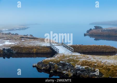 Herbstbuchten und Schlupfwinkel mit dem ersten Schnee auf dem Myvatn-See in Nordisland Stockfoto