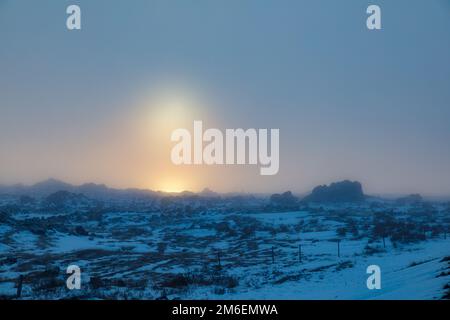 Herbstbuchten und Schlupfwinkel mit dem ersten Schnee auf dem Myvatn-See in Nordisland Stockfoto