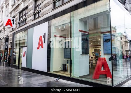 Wien, Österreich - 14. Oktober 2022: Ausstellung eines A1 Telekom Austria Telefonshops mit Menschen in der Karntner Straße, einer Einkaufsstraße in Wien, Au Stockfoto