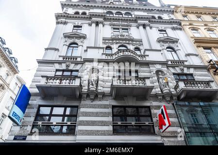 Wien, Österreich - 14. Oktober 2022: Zeichen der A1 Telekom Austria und erste Bank in der Karntner Straße, einer Einkaufsstraße in Wien Stockfoto