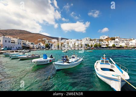 Der kleine Hafen im Fischerdorf Panormos in Insel Tinos, Griechenland Stockfoto