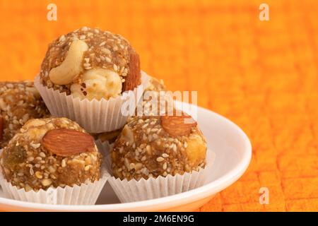 Indische Winterdelikatesse Weißer Kugelförmiger Tilgul Laddu Oder Safed Til Ki Laddo Besteht Aus Geröstetem Sesamsamen, Jaggery, Gur, Gud, Makhana, Kaju, Badam Ist Es Stockfoto