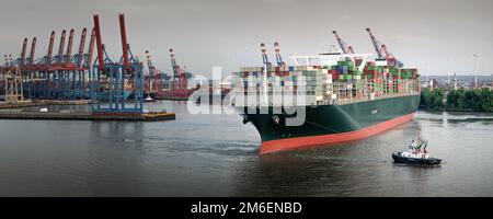 Panorama eines grossen Containerschiffs im Hamburger Hafen Stockfoto