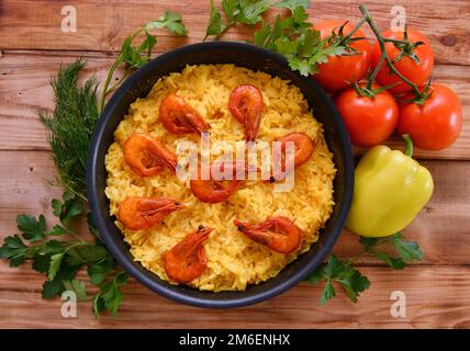 Reispaella mit Garnelen, Safran und Olivenöl - spanisches Nationalgericht Stockfoto