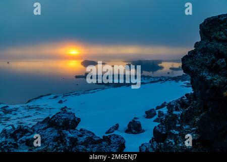 Herbstbuchten und Schlupfwinkel mit dem ersten Schnee auf dem Myvatn-See in Nordisland Stockfoto