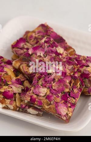 Rose Dry Fruit Chikki, Auch Gulab Til Gajak, Gazak, Gachak Genannt, Sind Süße, Spröde Süßigkeiten Aus Gud, Mungfali, Gur, Geröstete Erdnüsse, Gulab-Blüten, Gr Stockfoto