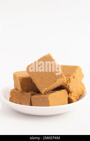 Winter Season Special Indian Til Barfi oder Burfi auch bekannt als Tilkut, Gajak, Gazak, Gachak aus Tilgul, Mungfali, Sesamsamen, Jaggery Gud, Badam A. Stockfoto