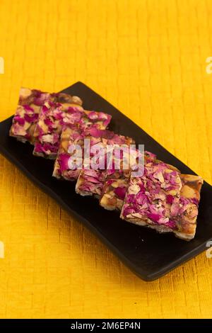 Rose Dry Fruit Chikki, Auch Gulab Til Gajak, Gazak, Gachak Genannt, Sind Süße, Spröde Süßigkeiten Aus Gud, Mungfali, Gur, Geröstete Erdnüsse, Gulab-Blüten, Gr Stockfoto