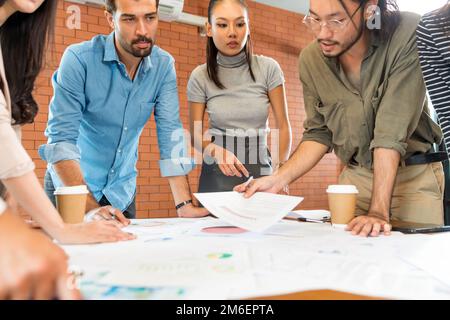 Nahaufnahme Brainstorming des Business-Teams im Tagungsraum mit Gesichtsmaske. Stockfoto