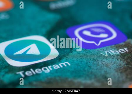 Dnipo, Ukraine, 17. Oktober 2022: Telegram Icon App und Viber Messenger Icon App auf dem Bildschirm Smartphone Nahaufnahme. Telegramm ist ein soziales Online-Netzwerk Stockfoto