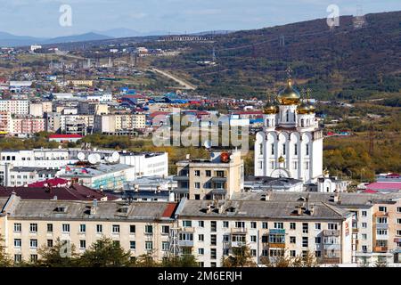 Herbst 2016 - Magadan, Russland - Blick auf die nordrussische Stadt Magadan von oben. Der zentrale Teil der Stadt Magada Stockfoto