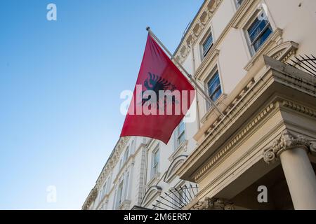 London - November 2022: Albanische Flagge auf Botschaft des Konsularischen und Visumbüros der Republik Albanien Stockfoto