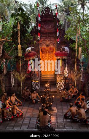 Kecak ist ein balinesischer Hindu-Tanz. Diese Szene repräsentiert den Beginn der Vorstellung, tatsächlich beginnt sie normalerweise bei Sonnenuntergang oder später am Nachmittag. Stockfoto