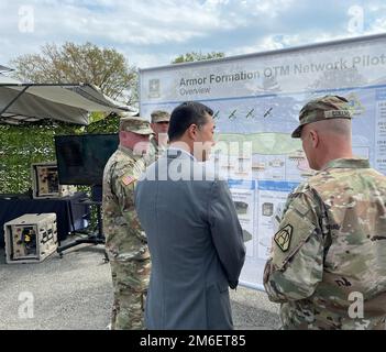 Generalmajor Robert M. Collins, Right, Program Executive Officer für Program Executive Office Command, Control, Communications-Tactical, bespricht mit Herrn Young Bang, Center Right, Principal Deputy Assistant Secretary of the Army (Acquisition, Logistics and Technology), das Feedback des Panzerformation on-the-Move Network Pilot vom Februar 2022 mit Vertretern der Lotseneinheiten, LT. Oberst Tom Lamb, Mitte links, Kommandeur der 6. Staffel, 8. Kavallerie-Regiment, 2. Panzerbrigade-Kampfteam, 3. Infanterie-Division, und Major Todd Klinzing-Donaldson, Kommunikations- und Netzwerkoffizier der 2N Stockfoto