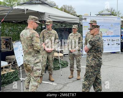 USA Army 1. LT. Jacob Angevine, Left, der Einsatzleiter der 6. Staffel, 8. Kavallerie-Regiment, Spartan Brigade, 2. Panzerbrigade-Kampfteam, 3. Infanterie-Division, gibt Feedback aus Sicht der Feuerwehr mit Oberst Ross A. Monta, Portfoliomanager des Marine Corps Systems Command, Von der Prototypausrüstung seiner Einheit während des Panzerformation On-the-Move Network Pilot in Fort Myer, Virginia, 26. April 2022. Die Armee wird das Feedback der Soldier und die Daten des Piloten nutzen, um das 25-Netzwerk-Design der Armee zu unterstützen Stockfoto