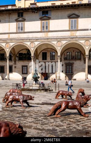 Kunst Bronze Skulptur mit Tieren / Wolfs und ein Mann auf der Piazza della Santissima Annunziata - Florenz, Toskana, Italien Stockfoto