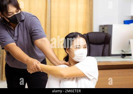 Neue Noramal-Massage zu Hause bei Coronavirus-COVID-19-Pandemie Stockfoto