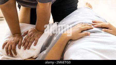 Neue noramale Massage zu Hause während Coronavirus COVID-19 Pandemisches Panorama Stockfoto