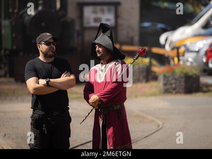 Harry-Potter-Themenaktivität entlang der Abreschviller-Bahn ein Spiel Quidditch zwischen Gryffindor und Slytherin, gespielt auf dem Pferderücken Stockfoto