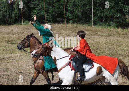 Harry-Potter-Themenaktivität entlang der Abreschviller-Bahn ein Spiel Quidditch zwischen Gryffindor und Slytherin, gespielt auf dem Pferderücken Stockfoto