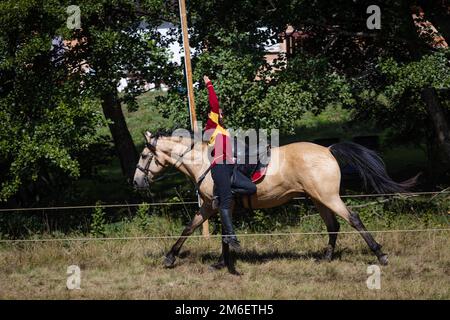 Harry-Potter-Themenaktivität entlang der Abreschviller-Bahn ein Spiel Quidditch zwischen Gryffindor und Slytherin, gespielt auf dem Pferderücken Stockfoto