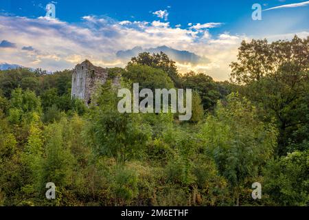 Ruinen von Saint-Witz bei Sonnenaufgang Saint-Witz ist eine Gemeinde im Departement Val-d'Oise in Île-de-France im Norden Frankreichs. Stockfoto
