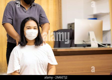 Neue Noramal-Massage zu Hause bei Coronavirus-COVID-19-Pandemie Stockfoto
