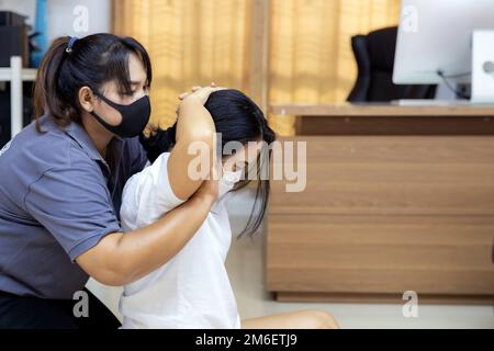 Neue Noramal-Massage zu Hause bei Coronavirus-COVID-19-Pandemie Stockfoto