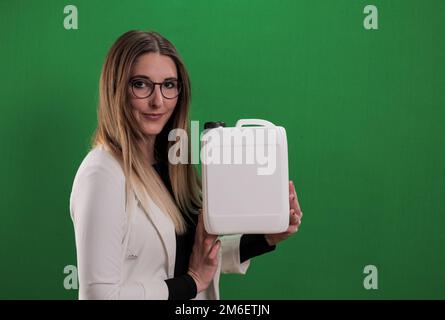 Die junge Frau hält einen Behälter – ideal für Mock-Up Stockfoto