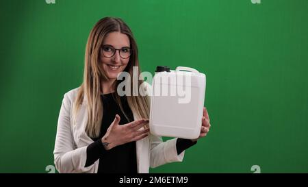 Die junge Frau hält einen Behälter – ideal für Mock-Up Stockfoto