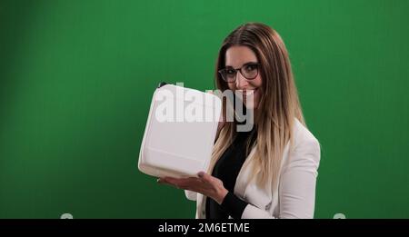 Die junge Frau hält einen Behälter – ideal für Mock-Up Stockfoto