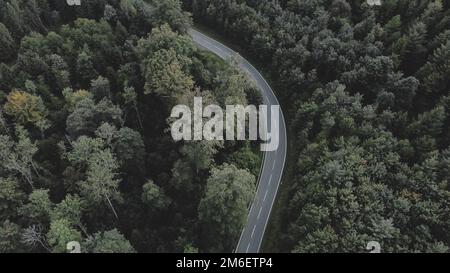 Landstraße zwischen Wäldern – Luftaufnahme Stockfoto