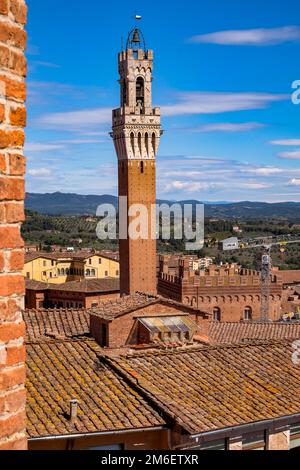 Torre del Mangia und Palazzo Comunale in Piazza del Campo - Klarer blauer Himmel - Siena, Toskana, Italien Stockfoto