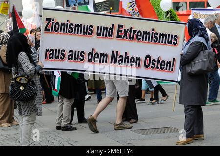 Wien, Österreich. 11. Juli 2015 Demonstration zum al-Quds-Tag in Wien. Banner mit dem Titel „Zionismus und Extremismus außerhalb des Nahen Ostens“ Stockfoto