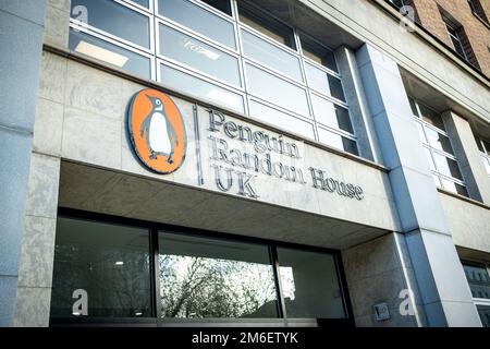 London – November 2022: Penguin Random House UK, multinationales Verlagsunternehmen Stockfoto