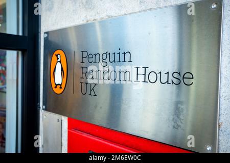 London – November 2022: Penguin Random House UK, multinationales Verlagsunternehmen Stockfoto