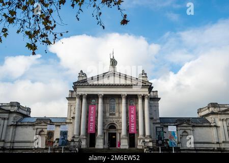 London - November 2022: Außenansicht des Tate Britain Museums in Millbank, London. Berühmtes Museum mit britischer Kunst Stockfoto