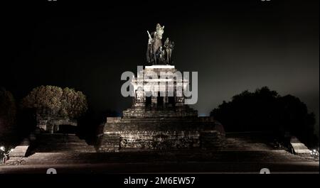 Kaiser-Wilhelm-Gedenkstätte bei Nacht in der Stadt Koblenz Stockfoto