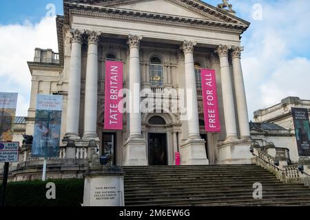 London - November 2022: Außenansicht des Tate Britain Museums in Millbank, London. Berühmtes Museum mit britischer Kunst Stockfoto