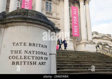 London - November 2022: Außenansicht des Tate Britain Museums in Millbank, London. Berühmtes Museum mit britischer Kunst Stockfoto